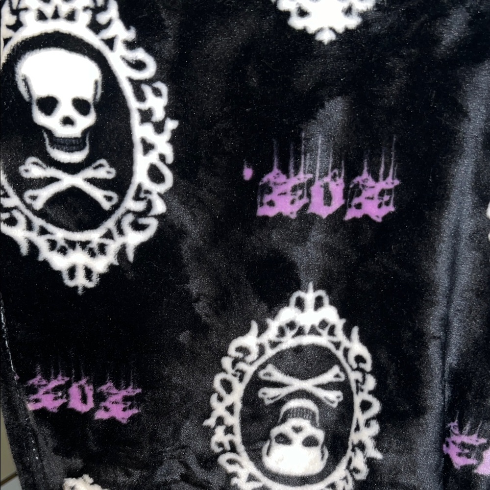 BNWT Betsey Johnson Black and White Skull Patterned Blanket 50in X 70in.